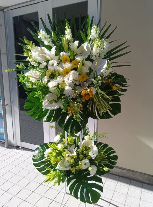 画像21490：高級感なホワイト系スタンド花2段