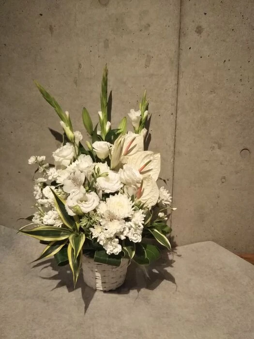 画像2410：高級感なホワイト系スタンド花2段