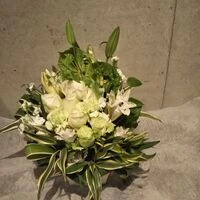 画像2411：高級感なホワイト系スタンド花2段