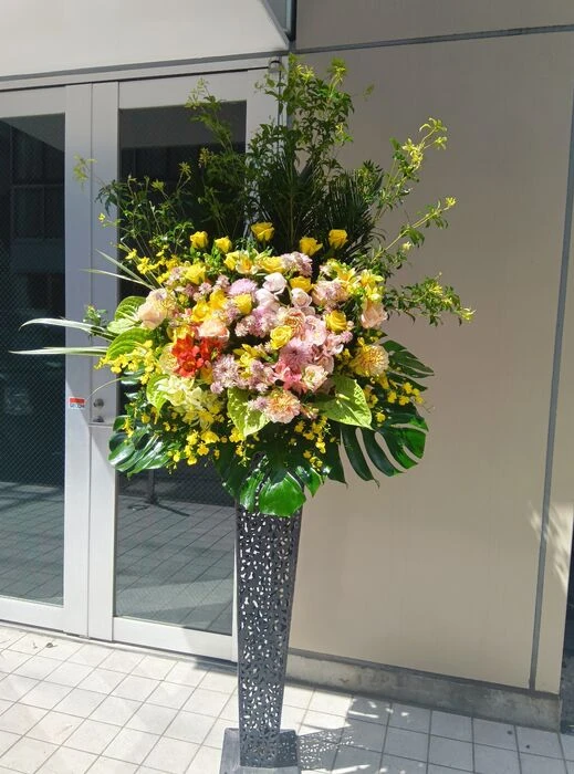 画像2549：高級感なホワイト系スタンド花2段