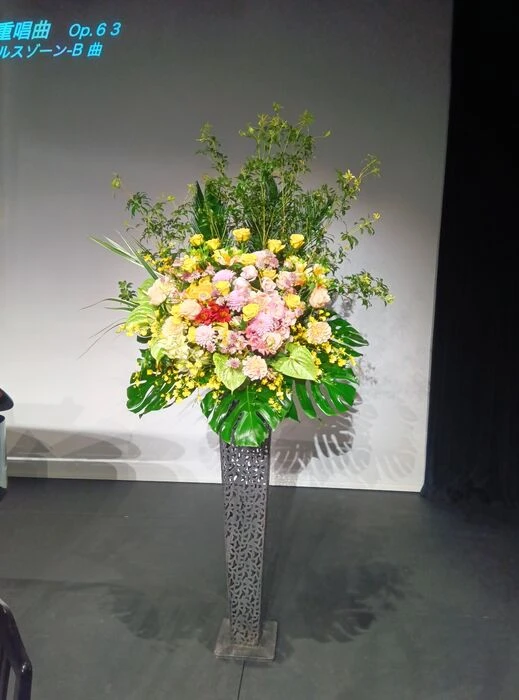 画像2550：高級感なホワイト系スタンド花2段