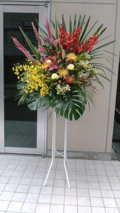 画像4696：高級感なホワイト系スタンド花2段