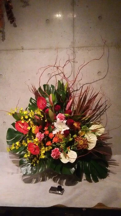 画像4697：高級感なホワイト系スタンド花2段