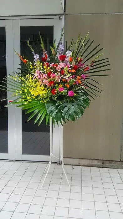 画像4698：高級感なホワイト系スタンド花2段